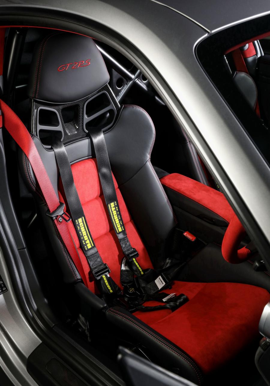 Интерьер Porsche 911 GT2 RS (991) 2018 года  (AU) (фото 7 из 38)